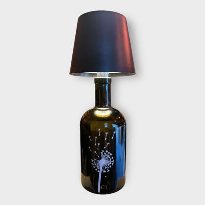 Glasflasche mit Lampe Silhouette Pustelblume